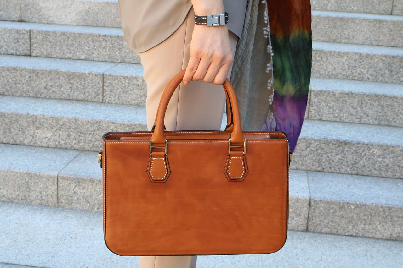 How to Choose the Perfect Leather Bag for the Office